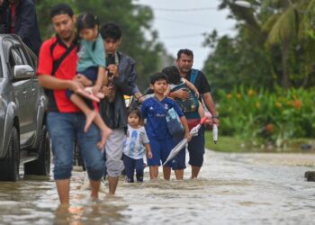 PENDUDUK yang berpindah di PPS Sekolah Kebangsaan Kampung Nyior sebelum ini pulang ke rumah selepas banjir surut di Kampung Pinang Merah, Paka, Dungun, Terengganu. - UTUSAN/PUQTRA HAIRRY ROSLI