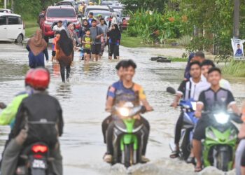 SEBAHAGIAN mangsa banjir yang dipindahkan di PPS sebelum ini mula pulang ke rumah masing-masing di Kampung Pinang Merah, Paka, Dungun. Terengganu. - UTUSAN/PUQTRA HAIRRY ROSLI