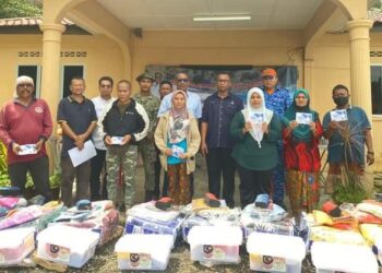 MANGSA banjir menerima bantuan makanan daripada Jabatan Kebajikan Masyarakat ketika ditempatkan di PPS balai raya Ulu Sungai di Raub, Pahang. - FOTO /IHSAN APM RAUB