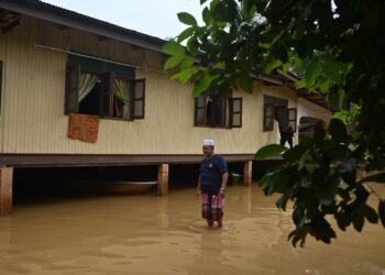 KEADAAN pekarangan sebuah rumah penduduk yang ditenggelami di Kampung Nibong, Kuala Berang, Hulu Terengganu. - UTUSAN/PUQTRA HAIRRY ROSLI