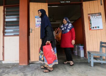 SEMUA mangsa banjir yang berpindah di PPS di Terengganu pulang ke rumah masing-masing, hari ini. -  UTUSAN/PUQTRA HAIRRY ROSLI