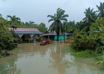 BEBERAPA rumah masih digenangi air apabila penduduk yang terjejas masih ditempatkan di PPS balai raya Kampung Setajam di Rompin, Pahang. - FOTO /IHSAN APM ROMPIN