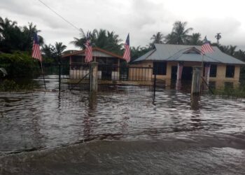 KEADAAN banjir yang berlaku di di Matang dekat Taiping, Perak, hari ini. - UTUSAN/WAT KAMAL ABAS