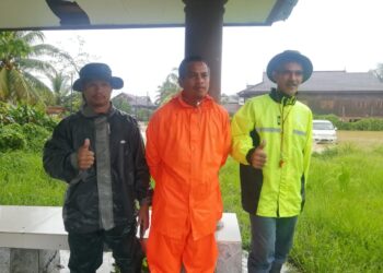 DARI kiri, Wan Azmi Wan Ibrahim, Rusli Muhammad dan Abd. Latif Jamaludin yang terperangkap atas pokok setelah terkandas banjir di kawasan Paya Dadeh, Kampung Bukit Tokbat, Hulu Terengganu. hari ini. - UTUSAN/NOOR HAYATI MAMAT