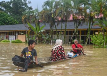 MANGSA banjir menggunakan perahu untuk berpindah di PPS SK Durian Mentangau, Dungun, Terengganu. -  UTUSAN/PUQTRA HAIRRY ROSLI