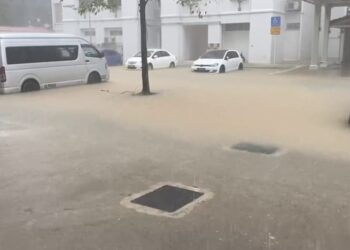 KEJADIAN banjir di tempat letak kereta di Teban Gardens yang dikongsi di media sosial. - AGENSI