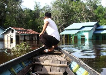BANJIR di Sintang sudah berlarutan selama sebulan. - AGENSI
