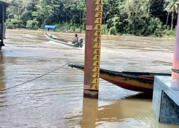 AIR Sungai Tembeling sudah surut ke paras biasa dan penduduk mula menjalankan kegiatan harian di Kampung Bantal, Ulu Tembeling di Jerantut, Pahang. - FOTO/HARIS FADILAH AHMAD