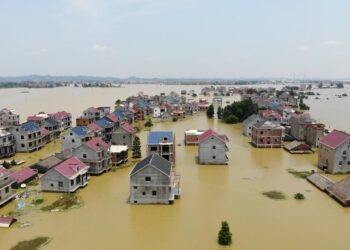 BANGUNAN dan kawasan ladang ditenggelami banjir susulan hujan lebat di daerah Poyang, wilayah Jiangxi, China baru-baru ini. - REUTERS