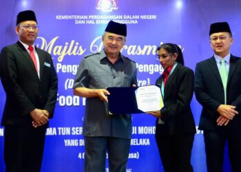 MOHD. ALI Mohd. Rustam (dua dari kiri) menyampaikan sijil penghargaan sambil disaksikan Azman Mohd. Yusof (kiri) pada Majlis Perasmian Pusat Pengagihan dan Pengumpulan Bank Makanan Malaysia di Ayer Keroh, Melaka. - UTUSAN/AMRAN MULUP