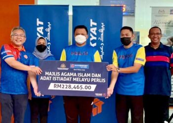 TUANKU Syed Faizuddin Putra Jamalullail (tiga dari kanan) berkenan menyaksikan penyerahan zakat perniagaan Bank Rakyat kepada MAIPs di Pauh, Arau, Perlis.- UTUSAN