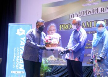 REPLIKA cek penyerahan penajaan disempurnakan oleh  Noh Omar dalam satu majlis ringkas yang diadakan di Hotel Mardhiyyah. 