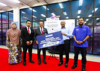 ABD Rahman Bakri menyerahkan replika cek RM100,000 kepada Naib Canselor UPM, Datuk Prof. Dr. Mohd. Roslan yang merupakan peruntukan Bantuan Awal Pengajian kepada 100 pelajar B40 Universiti Putra Malaysia (UPM) yang disalurkan oleh YBR.