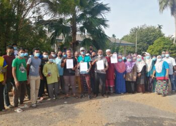 Lebih 70 penduduk dari beberapa buah kampung di Mukim Tersat di sini hari ini berhimpun secara aman membantah senarai nama peserta baharu bagi lot kosong di Felcra Kuala Embong di sini.