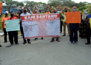 SEBAHAGIAN penduduk Teluk Kumbar, Pulau Pinang mengadakan bantahan aman semalam berhubung cadangan membina tiga projek bangunan asrama yang bakal menempatkan hampir 50,000 pekerja asing di kawasan itu.