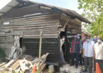 HIDUP sebatang kara... Vattahiah Appacutty diberikan bantuan bakul makanan oleh Noh Omar ketika berkunjung ke rumah usangnya di Kampung Ketam, Tanjung Karang, Kuala Selangor. - UTUSAN/ MOHAMAD ATHIR ISMAIL