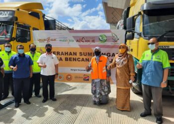 SITI Zailah Mohd. Yusoff (tiga dari kanan) pada majlis penyerahan sumbangan mangsa  banjir di Bukit Kayu Hitam, Kubang Pasu, hari ini. - UTUSAN/MOHD. RIFAAT ABD. HAMID