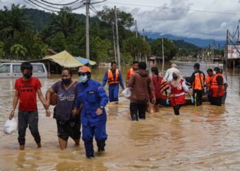 SELAIN agensi kerajaan, sukarelawan dan orang perseorangan antara yang turun padang membantu mangsa-mangsa banjir di Selangor, baru-baru ini. – UTUSAN/AMIR KHALID