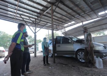 PEGAWAI MAINS bertemu Muhammad Mujahid bagi menguruskan bantuan selepas mengetahui dia dan keluarganya terpaksa tinggal di dalam sebuah MPV selepas terpaksa keluar dari rumah sewa yang didiami sebelum ini. - IHSAN MAINS