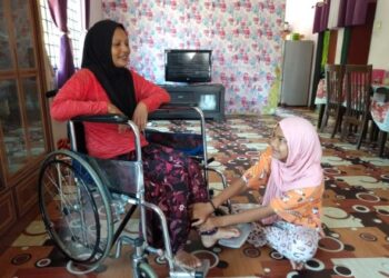 AZURA Ahmad bersama Nor Qaseh Safieya Khairul Nizar ketika ditemui di rumah mereka dekat Desa Kuala Muda, Kepala Batas, Pulau Pinang, baru-baru ini.