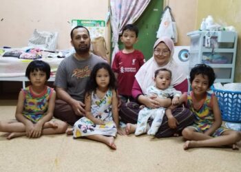 ABD. Hanan Yusof (dua kiri) merayu bantuan orang ramai menampung kos rawatannya dan anak serta perbelanjaan harian sehingga boleh kembali bekerja. - UTUSAN / MOHAMAD NAUFAL MOHAMAD IDRIS