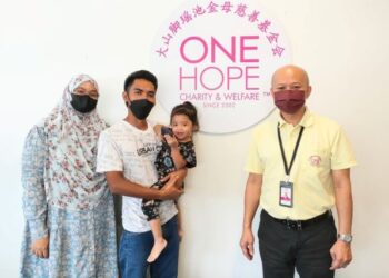 SITI ZAHRAH UMAIRAH Umar Zuhdi Arwani bersama ibu bapanya serta Chua Sui Hau (kanan) di pejabat One Hope Charity and Welfare di Bukit Mertajam, Pulau Pinang baru-baru ini.