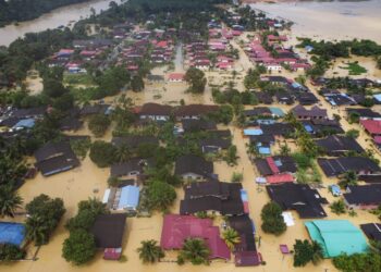 LEBIH 41,000 mangsa banjir dipindahkan ke PPS di lapan daerah di Terengganu dalam bencana banjir  terburuk pada Disember lalu. - UTUSAN/PUQTRA HAIRRY ROSLI