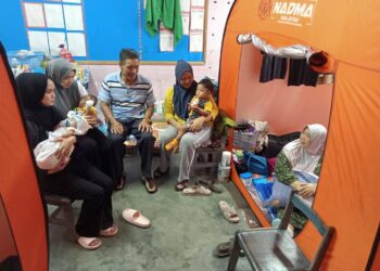 SEBAHAGIAN daripada mangsa banjir yang berpindah di pusat pemindahan sementara Sekolah Kebangsaan Bukit Nanas, Tepoh, Kuala Nerus, Terengganu, baru-baru ini.  - UTUSAN/TENGKU DANISH BAHRI TENGKU YUSOFF