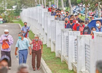 Mangsa banjir beratur di luar Dewan Majlis Bandaraya Shah Alam (MBSA) Seksyen 32, Shah Alam, semalam untuk mendapatkan bantuan daripada kerajaan negeri. – UTUSAN/ZULFADHLI ZAKI