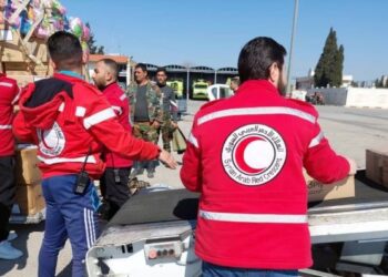 SUKARELAWAN Persatuan Bulan Sabit Merah Syria memunggah bantuan sumbangan Malaysia untuk mangsa gempa negara itu kelmarin. - FOTO/IHSAN WISMA PUTRA