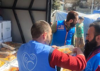 SUKARELAWAN Peduli Insan mengagihkan barangan keperluan kepada mangsa-mangsa gempa bumi di Gaziantep, Turkiye. - UTUSAN/MOHAMAD HAFIZ YUSOFF BAKRI