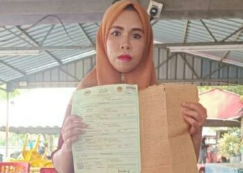 WAN Adina Hanim Wan Mohamed  menunjukkan sijil kelahiran dan surat terakhir yang ditinggalkan bapanya, Wan Mohamed Wan Abu Bakar di Taman Sri Nilam, Gong Pauh, Kemaman, Terengganu, hari ini. - UTUSAN/NIK NUR IZZATUL HAZWANI NIK ADNAN