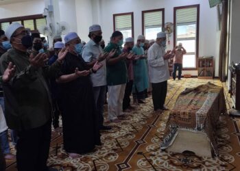 AHMAD Amzad Hashim mengimamkan solat jenazah Allahyarham bapanya, Mohammad@Hashim Abdul Rahman di Surau Al-Ikhlas Durian Burung di Kuala Terengganu.