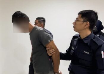 TERTUDUH yang didakwa memperkosa dan meliwat tiga anak perempuannya dibawa keluar dari Mahkamah Sesyen Kuala Terengganu di Kuala Terengganu. - UTUSAN/TENGKU DANISH BAHRI TENGKU YUSOFF