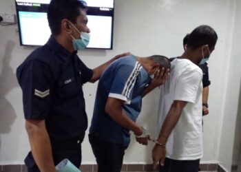 TERTUDUH (tengah) menundukkan malu ketika dibawa ke Mahkamah Sesyen Kuala Terengganu atas kesalahan merogol anaknya sehingga mengandung tahun lalu. - FOTO/NORADILA MAHAMAD