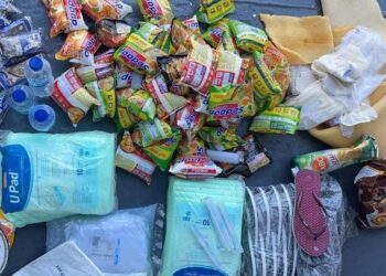 BARANG makanan ditemukan dipercayai daripada KM Liberty 1 yang karam di Bali. - AGENSI