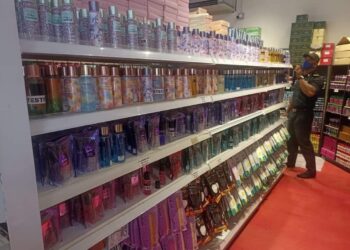 SEORANG anggota penguat kuasa KPDNHEP memeriksa barangan yang disyaki tiruan di sebuah premis perniagaan di Kuala Terengganu, semalam.