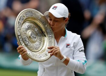 ASHLEIGH Barty kisses the winner's Venus Rosewater Dish meraikan kejayaan muncul juara Wimbledon selepas menewaskan Karolina Pliskova di London hari ini. - AFP