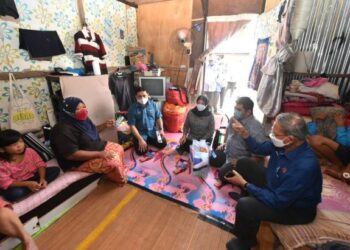 MUSTAPA Mohamed melawat keluarga Norsaeidah Gustamin di Kampung Pasir Puteh, Putatan, Sabah pada 30 Oktober lalu.