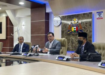 SULAIMAN Md. Ali bercakap dalam sidang akhbar di Seri Negeri, Ayer Keroh, Melaka. - UTUSAN/DIYANATUL ATIQAH ZAKARYA