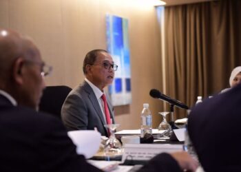 WAN ROSDY Wan Ismail (tengah) mempengerusikan mesyuarat Anggota Perbadanan Taman Negeri Pahang.