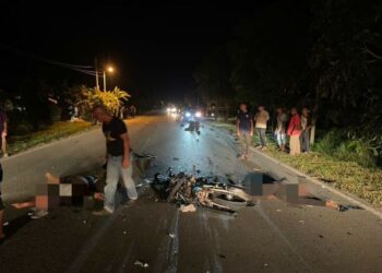 KEADAAN dua penunggang motosikal yang maut dalam kemalangan di Jalan Sungai Dedap, Yan, Kedah semalam.