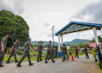 ANGGOTA Imigresen digerakkan memburu PATI yang masih bebas di Depoh Imigresen Sementara Relau, Bandar Baharu, semalam.