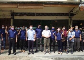 NOVAN Hing bersama ahli Persatuan Pengusaha Lori Johor memohon kerajaan membantu mereka berhubung pelaksanaan prosedur baharu memasuki Singapura dalam sidang akhbar di Johor Bahru, hari ini.