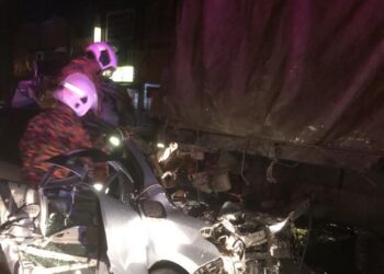 KEADAAN kereta yang dinaiki dua anggota PGA yang remuk selepas merempuh belakang sebuah lori yang ditinggalkan di bahu jalan di Jalan Rantau Panjang-Pasir Mas, Kelantan pagi ini. -IHSAN POLIS