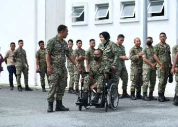 PROSES pengundian awal anggota tentera Kem 30 Briged Bukit Cowder, Mata Ayer, Perlis berjalan lancar hari ini.- UTUSAN/IZLIZAN OTHMAN