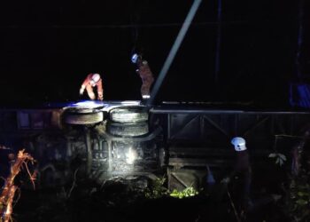 KEADAAN bas ekspres yang terbabas ke dalam gaung di Kilometer 24, Jalan Gua Musang-Kuala Krai di Gua Musang, Kelantan, hari ini.-MEDIA SOSIAL