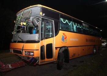 KEADAAN bas kilang yang terbabas sebelum melangggar 
tembok sebuah surau di Sungai Merab, Seoang, Selangor.