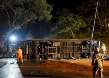 SEBUAH bas penumpang terbalik selepas dilanggar trak dalam satu insiden di wilayah Jiangsu, China. - AGENSI