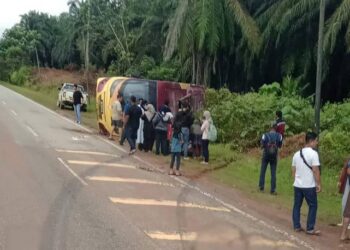 SEBUAH bas ekspres Sri Jengka terbalik setelah terlibat kemalangan di Jalan Besar Felda Jengka 2 menghala ke Bandar Tun Abdul Razak Jengka di Maran, Pahang.